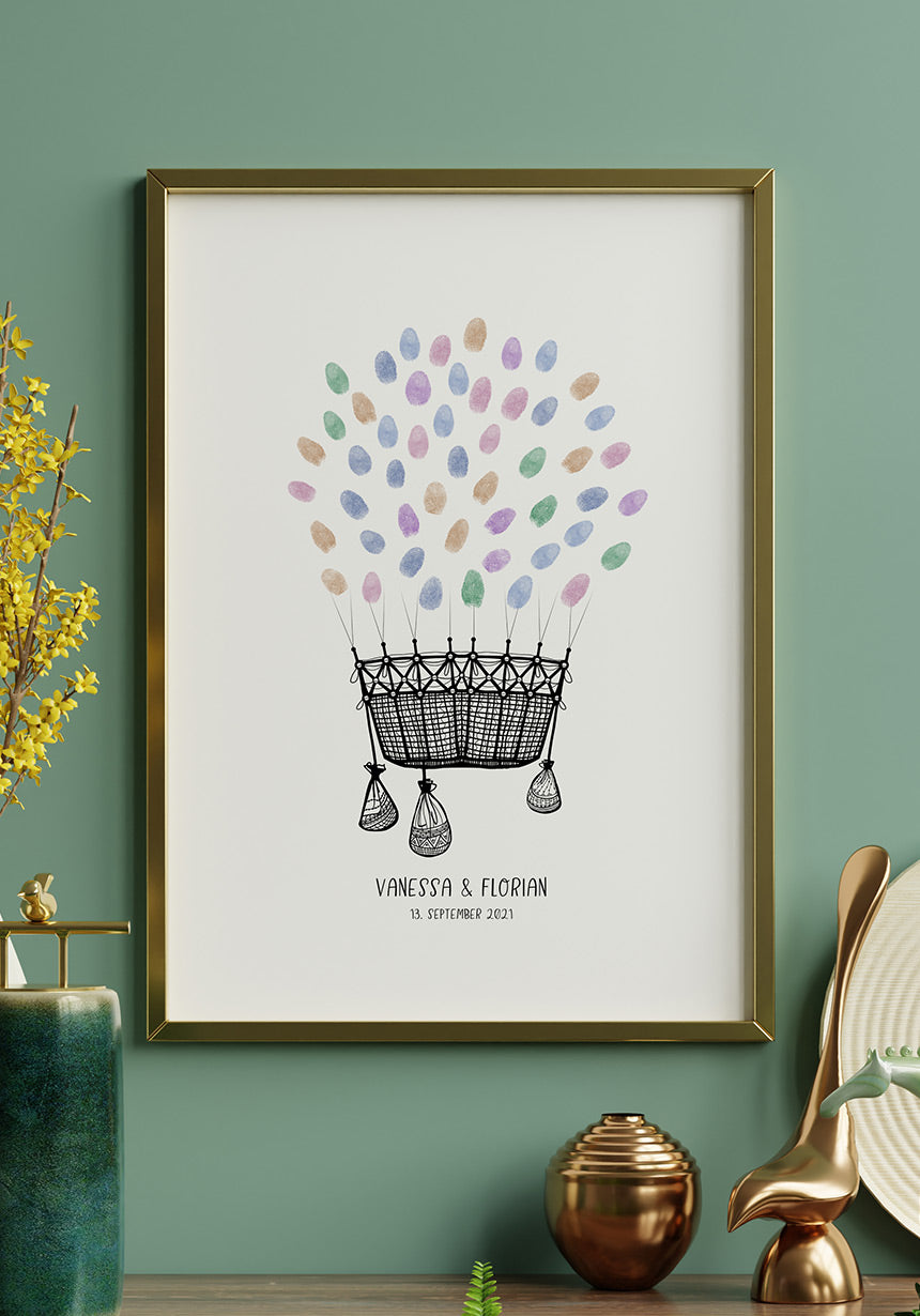 Personalisierbares Fingerabdruck-Poster Heißluftballon für Paare zur Hochzeit im goldenen Rahmen