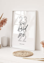 Hochzeitsposter 'we said yes' mit Datum und Namen im Rahmen