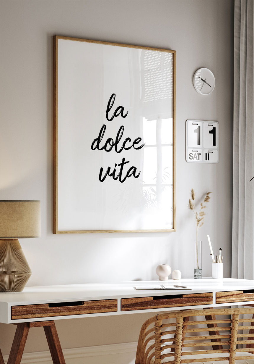 Poster la dolce vita typography above the desk