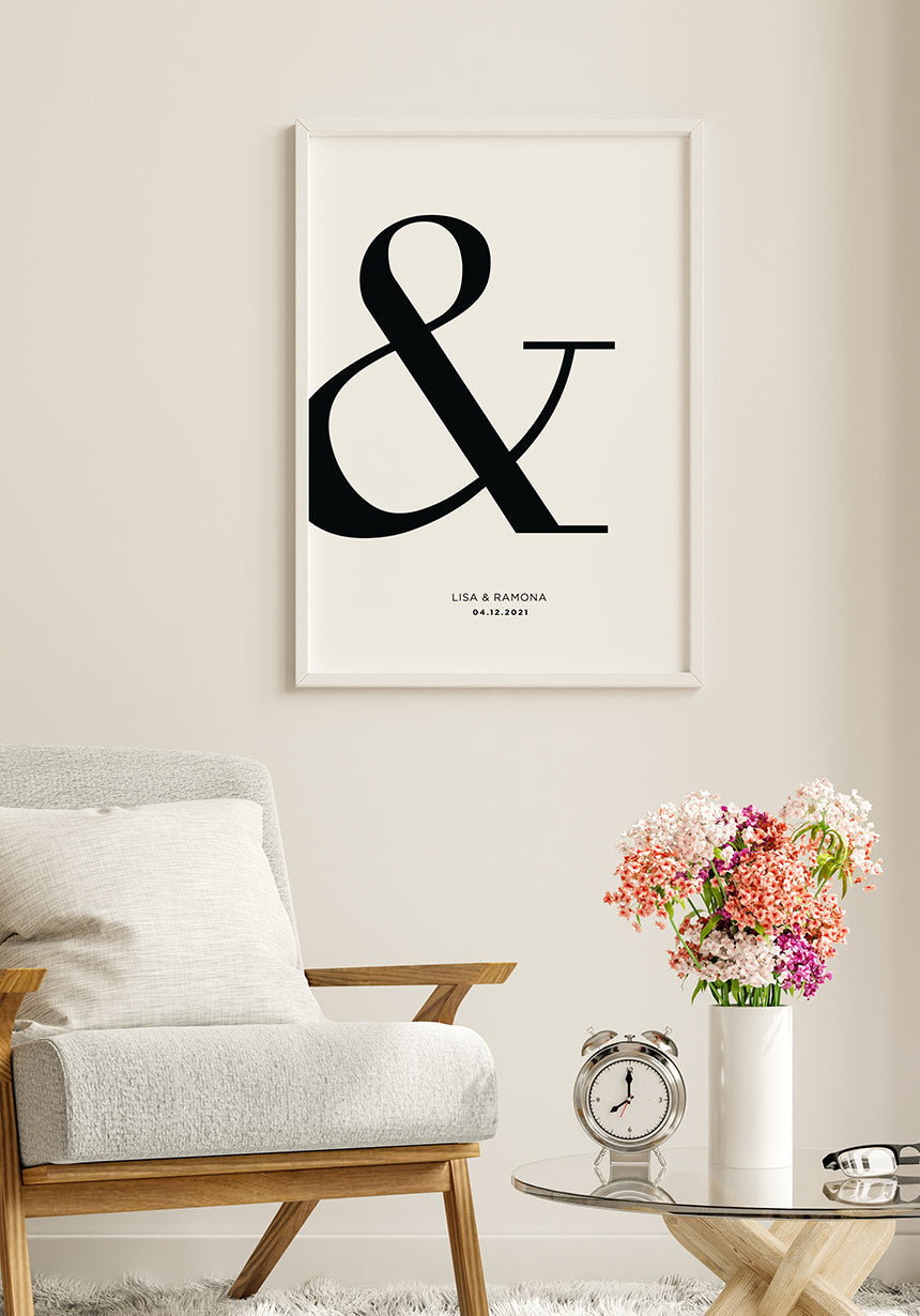 Poster mit Und-Zeichen und Namen personalisiert im Wohnzimmer
