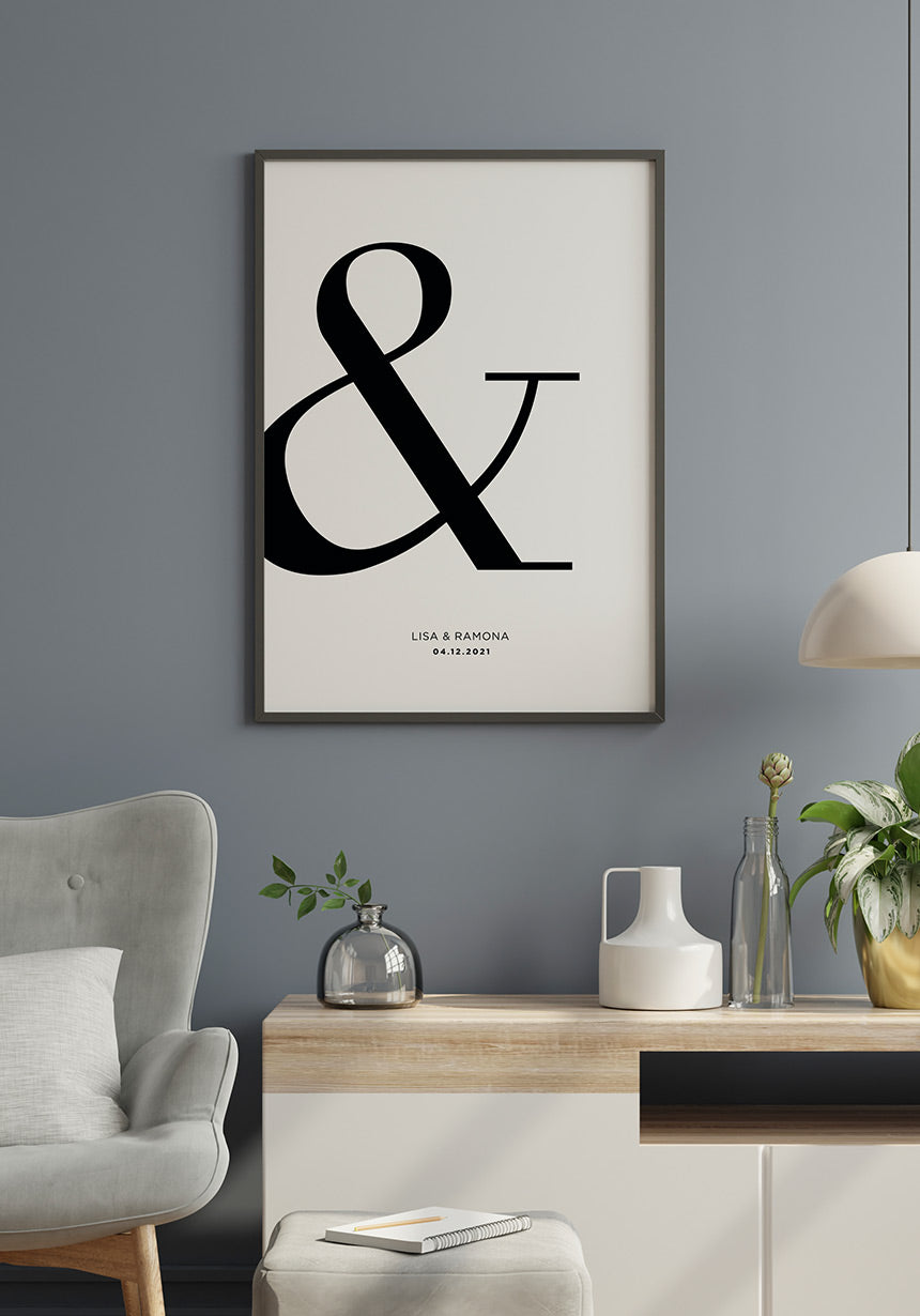 Poster mit Und-Zeichen und Namen personalisiert an blauer Wand
