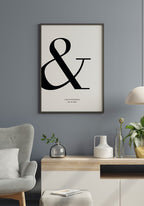 Poster mit Und-Zeichen und Namen personalisiert an blauer Wand