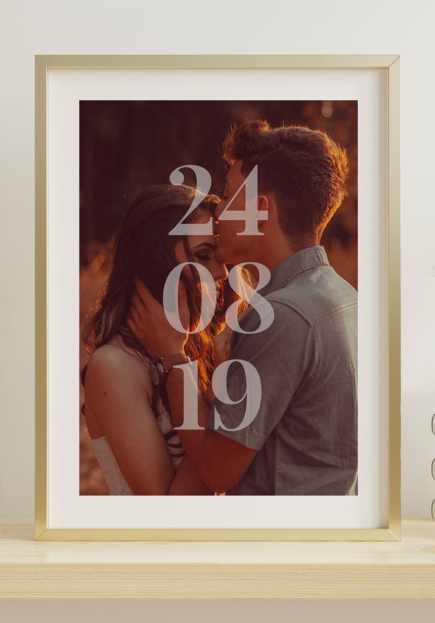 Personalisierbares Paarposter Bild mit Datum mit goldenem Rahmen