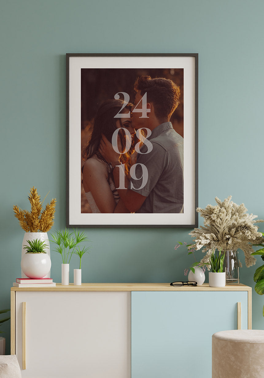 Personalisierbares Paarposter Bild mit Datum an blauer Wand