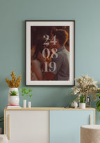 Personalisierbares Paarposter Bild mit Datum an blauer Wand