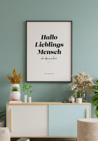 Poster personalisiert Lieblingsmensch vor hellblauer Wand