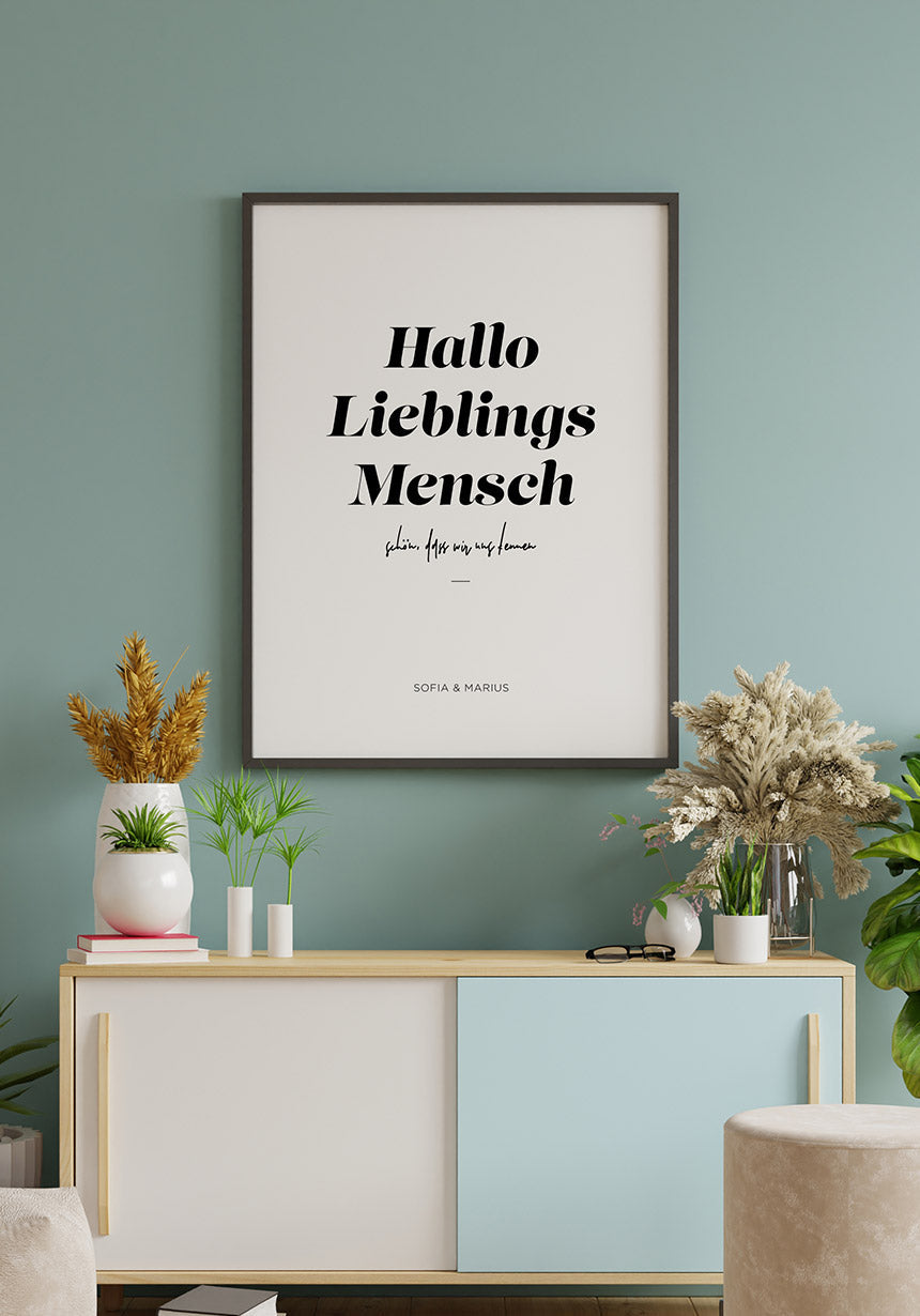 Poster personalisiert Lieblingsmensch vor hellblauer Wand