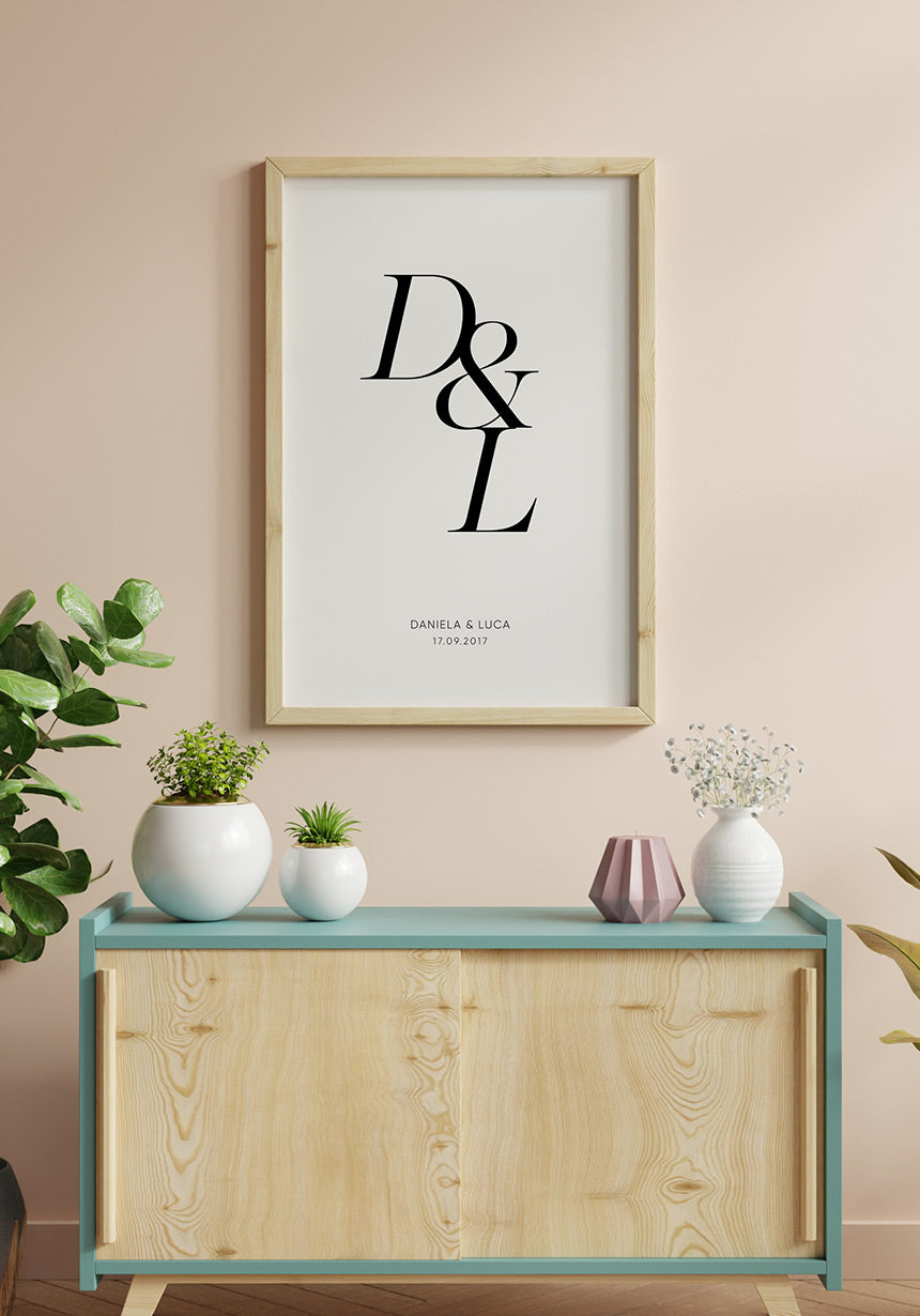 Poster mit euren Initialen im Holzrahmen