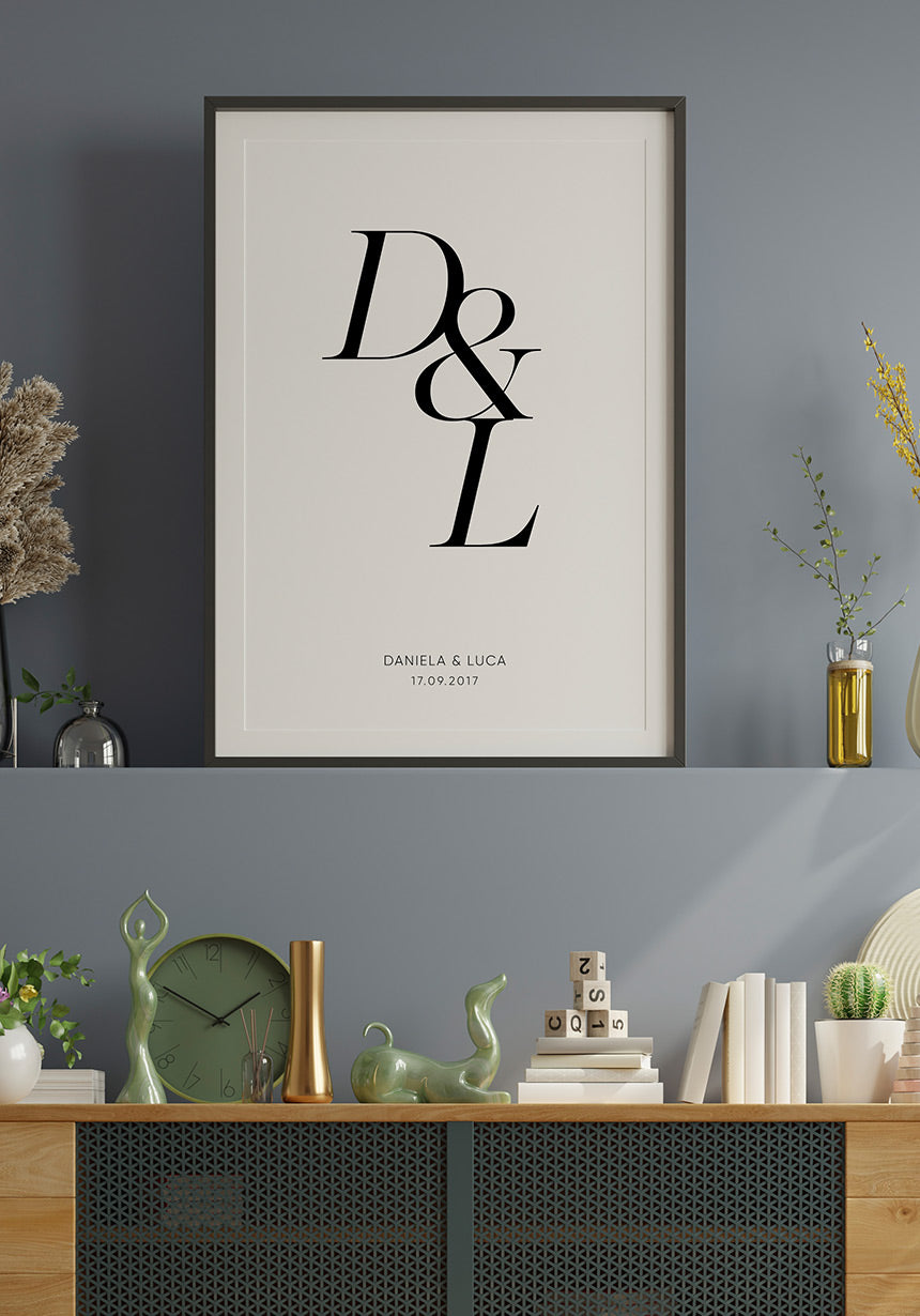 Poster mit euren Initialen schwarzer Rahmen