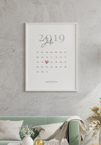 Personalisierbares Poster Kalender Jahrestag über dem Sofa