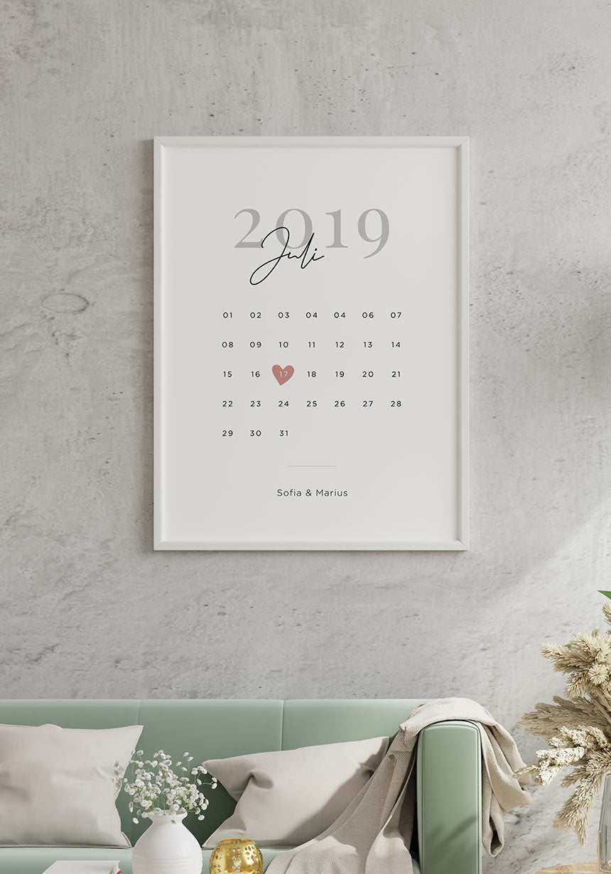 Personalisierbares Poster Kalender Jahrestag über dem Sofa
