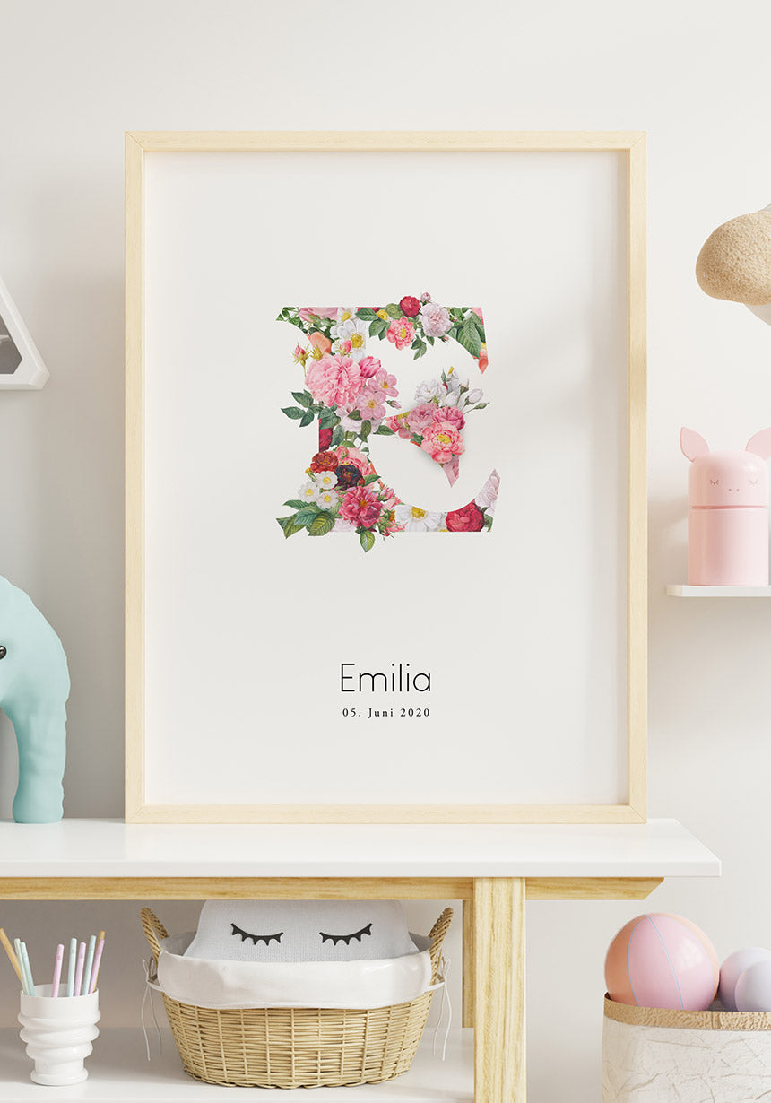 Personalisierbares Namensposter mit Blumen an weißer Wand