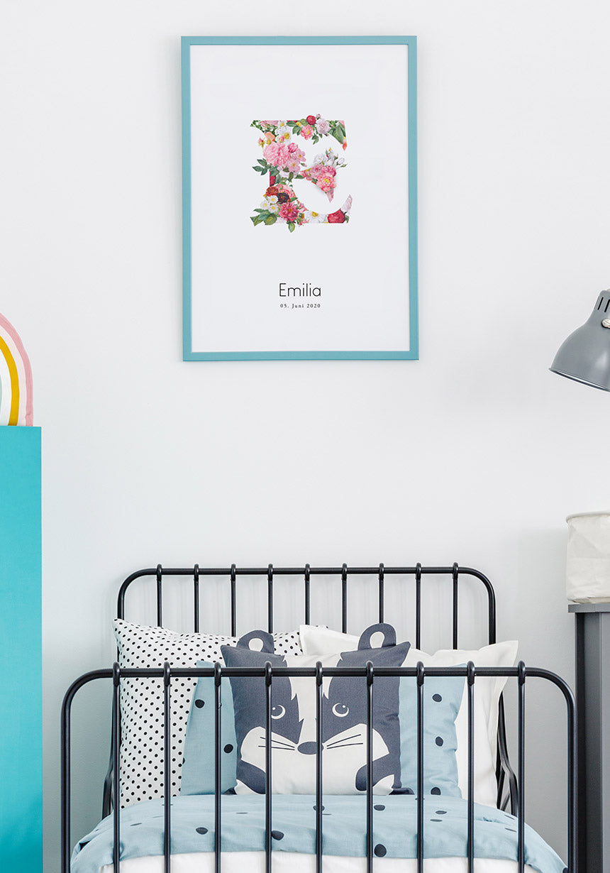 Personalisierbares Namensposter mit Blumen über Kinderbett