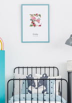 Personalisierbares Namensposter mit Blumen über Kinderbett