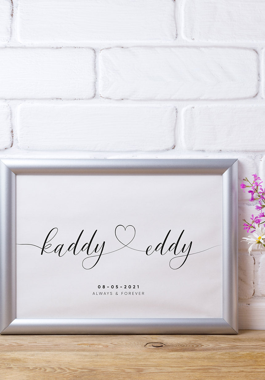 Personalisierbares Poster mit namen und Herz an Wand