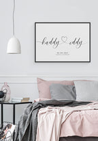 Personalisierbares Poster mit namen und Herz über Bett