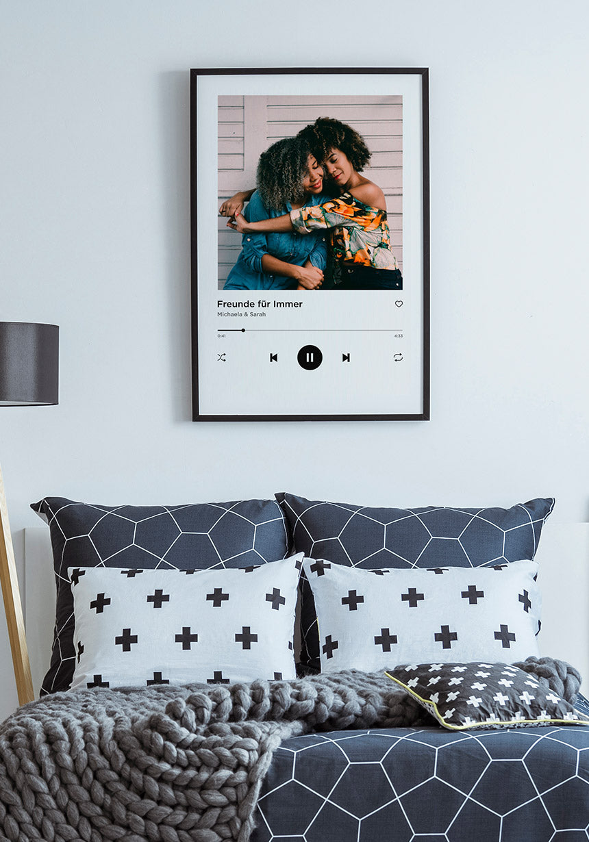 personalisierbares Freundesposter als Stream mit Bild über bett
