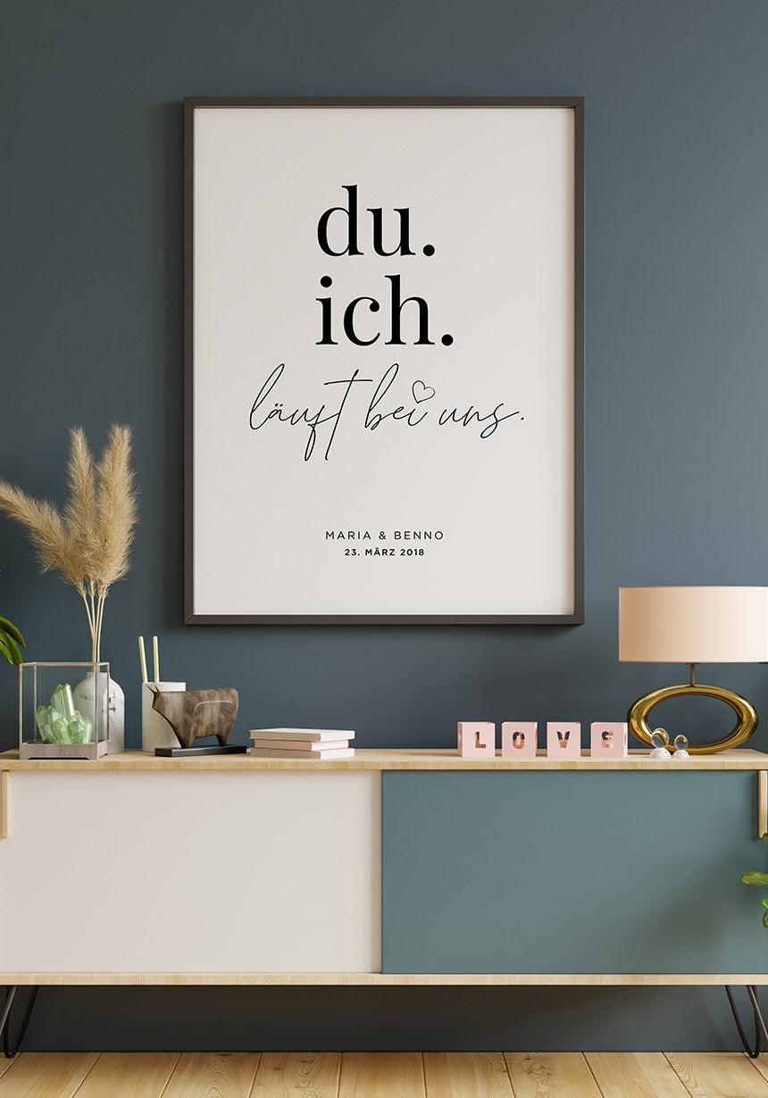 personalisierbares Poster du. ich. läuft bei uns über Sideboard
