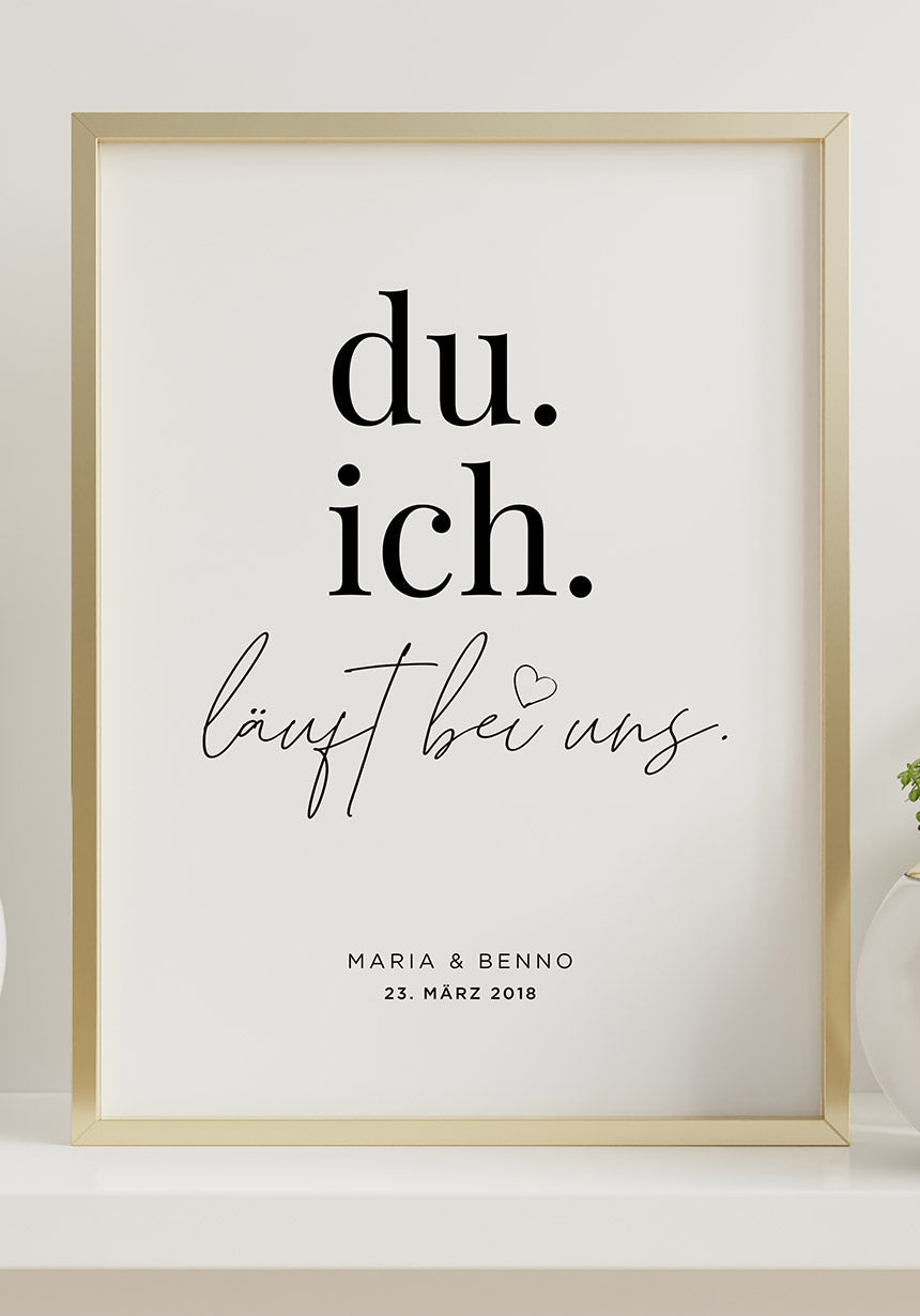personalisierbares Poster du. ich. läuft bei uns im Goldrahmen