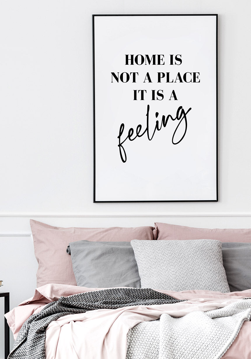 Home is not a place it is a feeling Typography Poster über Bett