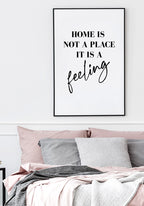 Home is not a place it is a feeling Typography Poster über Bett